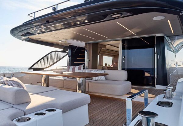 Prestige Yachts F.67