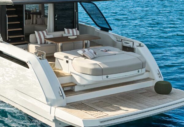 Prestige Yachts F.67
