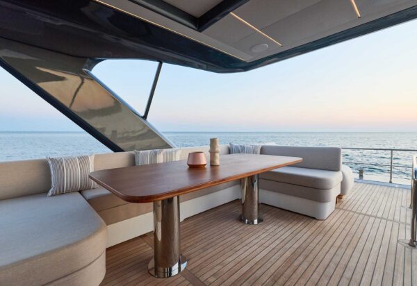 Prestige Yachts F.67