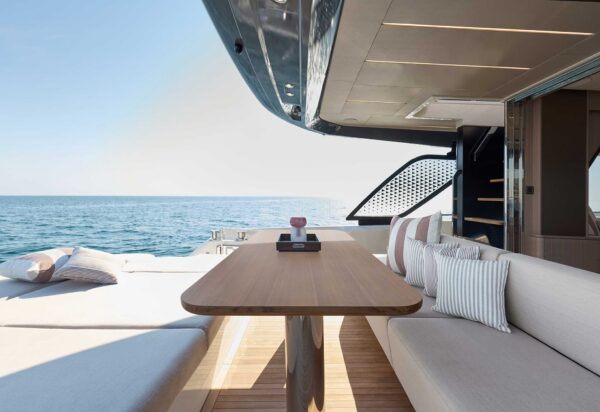 Prestige Yachts F.67