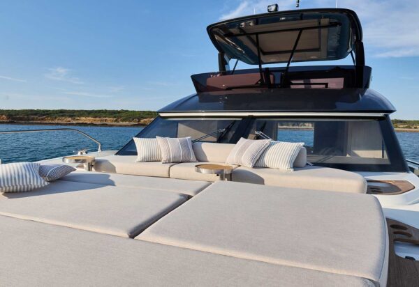 Prestige Yachts F.67