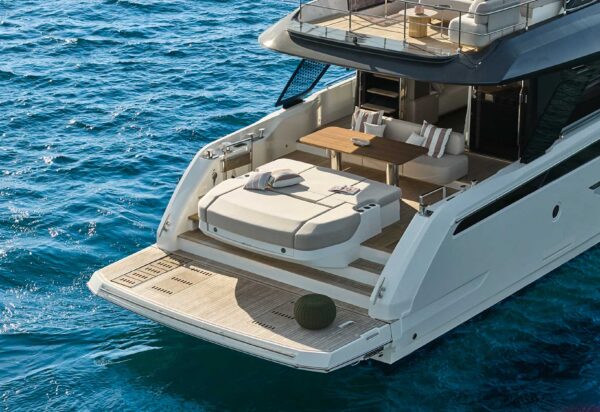 Prestige Yachts F.67
