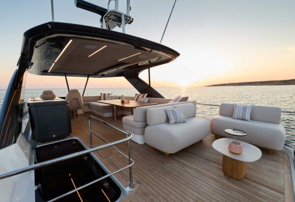 Prestige Yachts F.67
